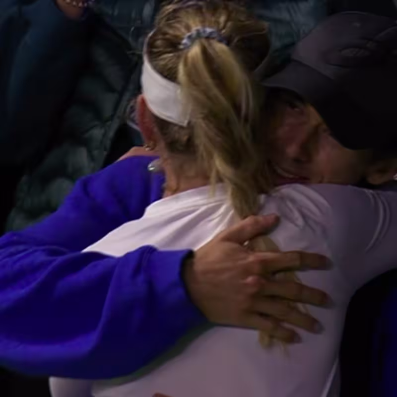 El abrazo entre Alex De Minaur y Katie Boulter.
