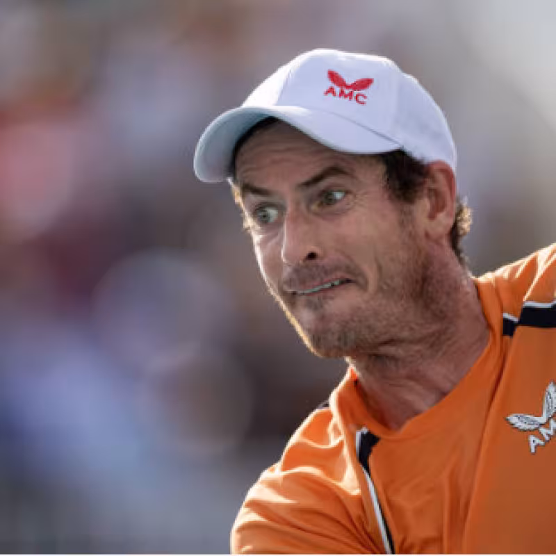 Murray se dobla el tobillo tras una remontada épica y cae ante Machac en un tie break frenético