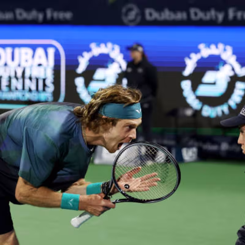Andrey Rublev grita al juez de línea. Fuente: Getty