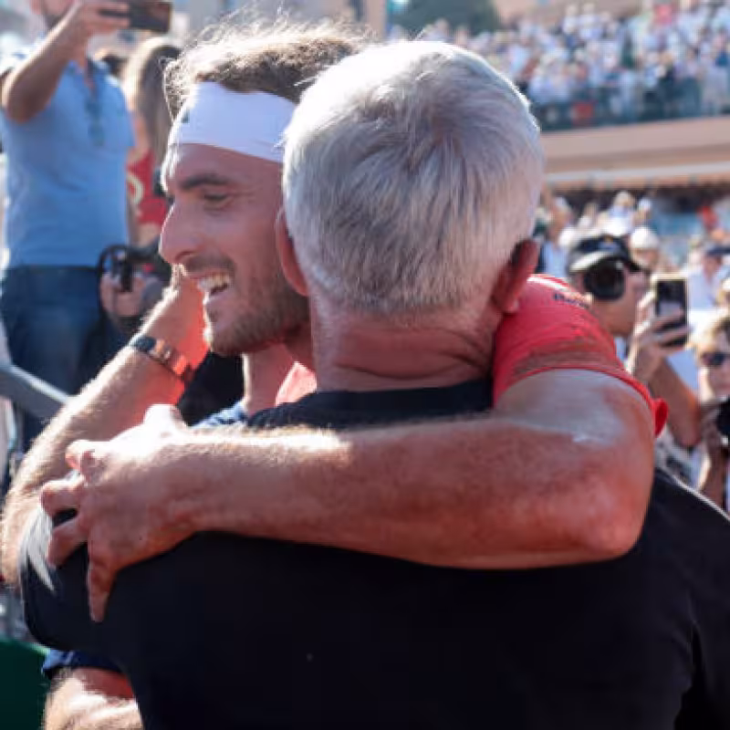 Stefanos Tsitsipas y Apostolos Tsitsipas en el Masters 1000 de Montecarlo 2024. Foto: getty