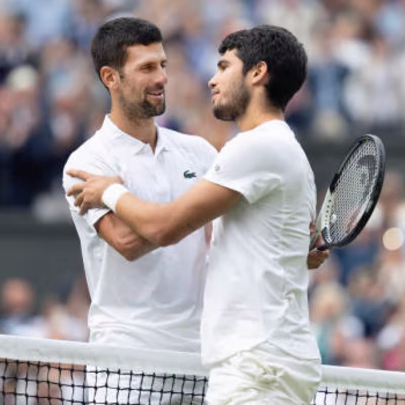 Carlos Alcaraz y Novak Djokovic en Wimbledon 2023. Foto: getty