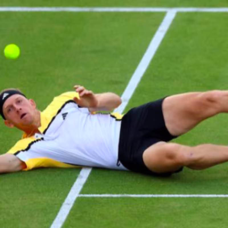 Alejandro Davidovich resbalando en Queen's. Fuente: ATP