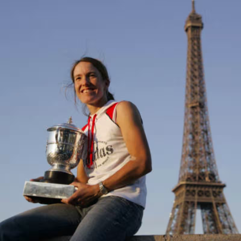 Justine Henin con uno de sus títulos en Roland Garros. Fuente: Getty