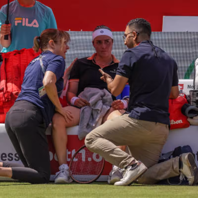 Ons Jabeur siendo atendida por el equipo médico del WTA Berlín 2024. Foto: Getty