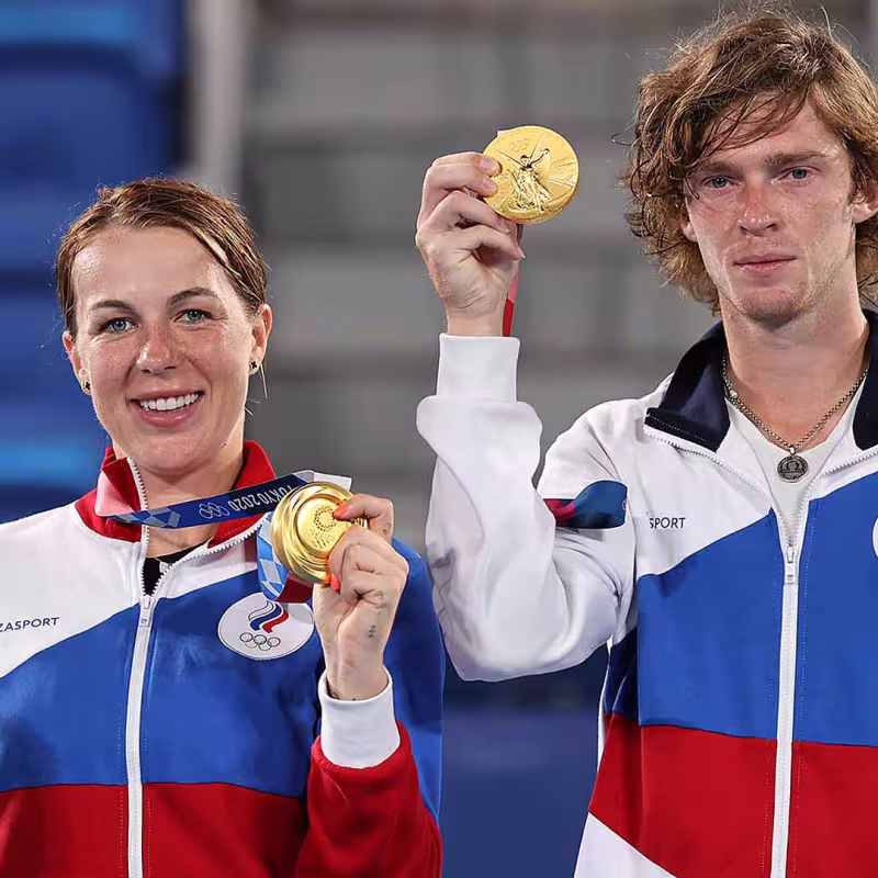 Andrey Rublev, con la medalla de oro de dobles mixtos que conquistó en Tokio junto a Pavlyuchenkova.