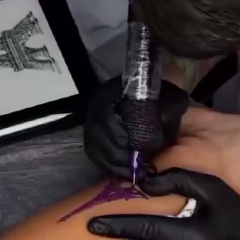 Carlos Alcaraz shows off a new tattoo in tribute to Roland Garros