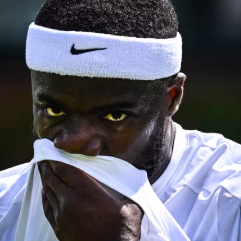 Frances Tiafoe supera la segunda ronda en Wimbledon.