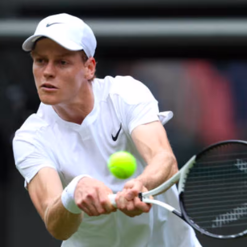 Jannik Sinner supera su debut en Wimbledon.