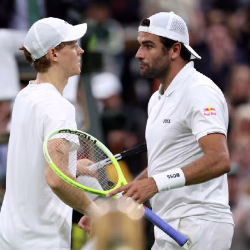 Jannik Sinner y Matteo Berrettini en Wimbledon 2024. Foto: Getty