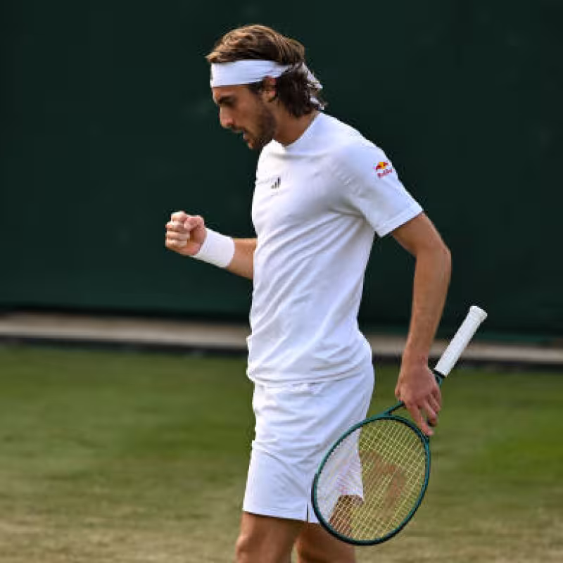 Tsitsipas enjoys himself in Gstaad to meet Fognini in the quarter-finals