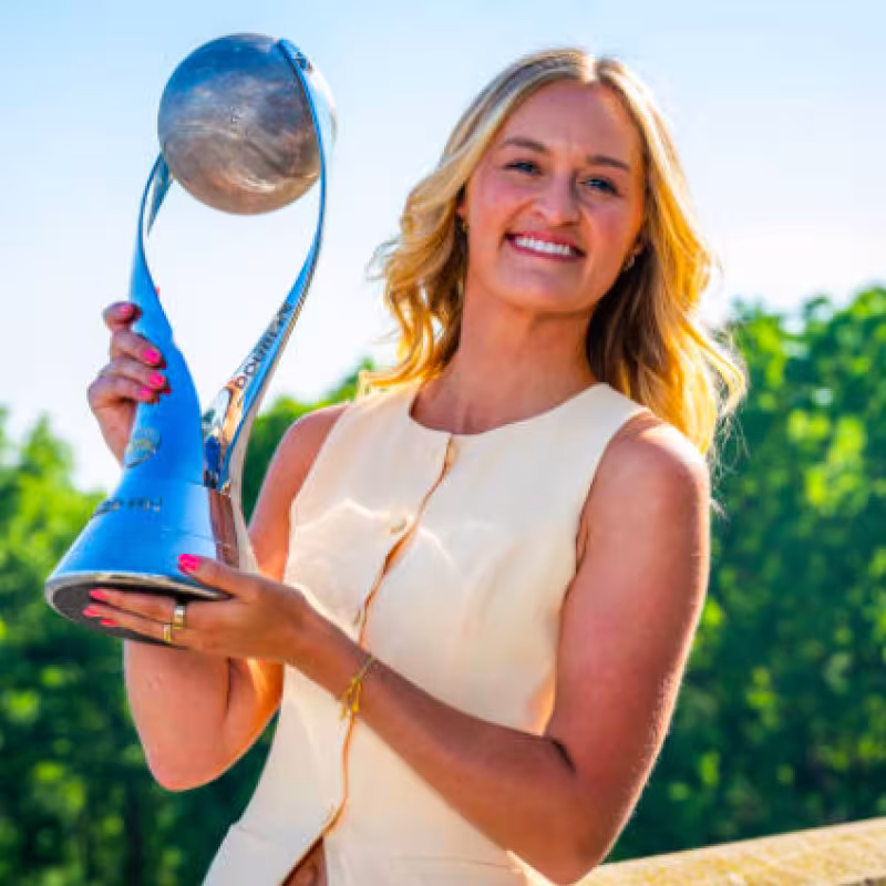 Erin Routliffe now has her trophy as Doubles World No. 1