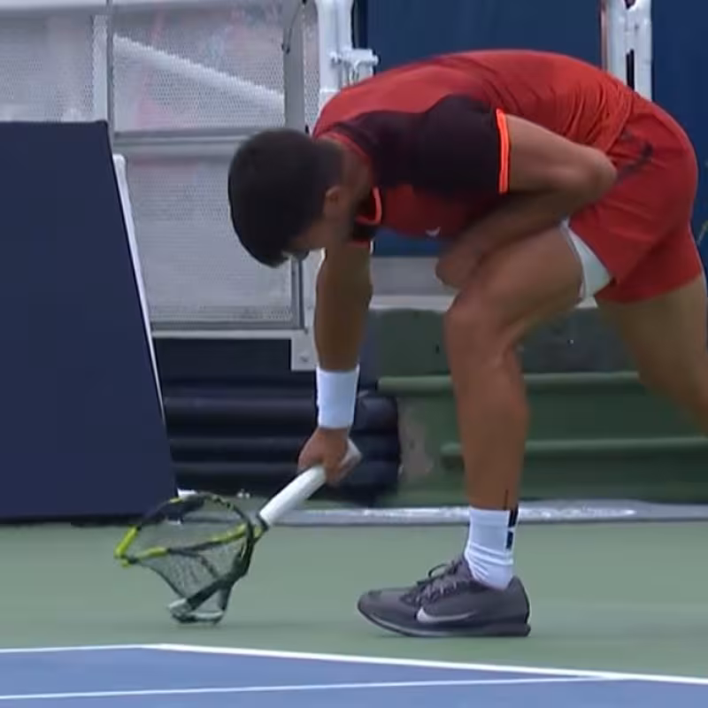 Carlos Alcaraz explains the reason why he broke the racket. Photo: José Morgado