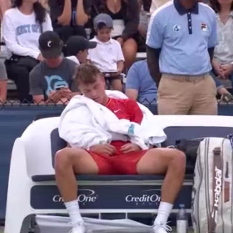 Holger Rune at ATP Cincinnati 2024 suffering from heatstroke. Photo: Getty