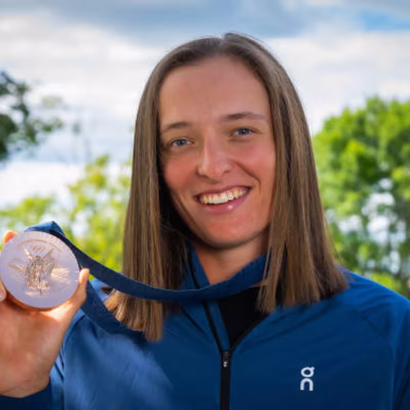 Iga Swiatek poses with the bronze medal. Source: Getty
