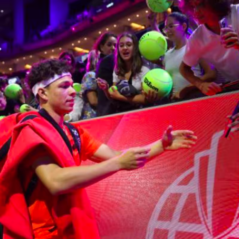 Ben Shelton signing autographs at the Laver Cup. Source: Getty