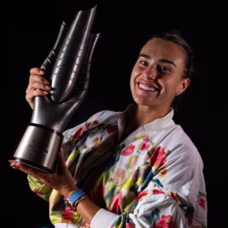 Aryna Sabalenka with the trophy of Wuhan. Photo: Getty