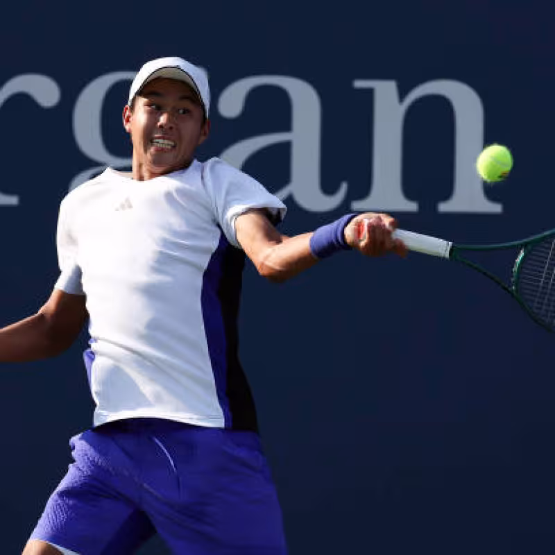 Tien resists to stop Mensik in Jeddah. Photo: Getty