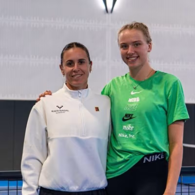 Anabel Medina and Alina Korneeva at the Rafa Nadal Academy. Photo: Twitter @RNadalAcademy