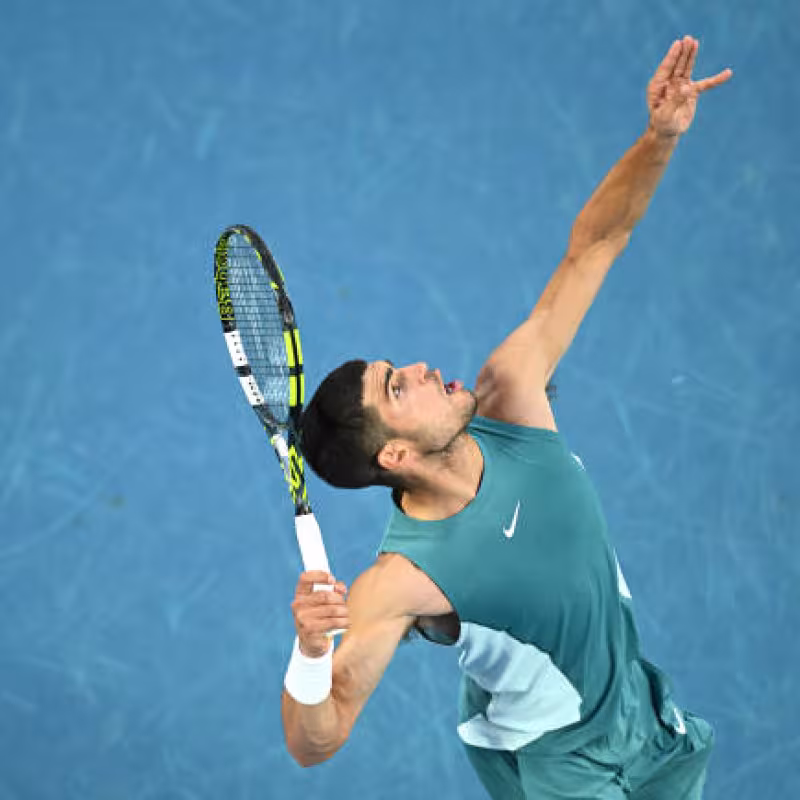 Carlos Alcaraz, new serving technique at the Australian Open 2025. Photo: gettyimages