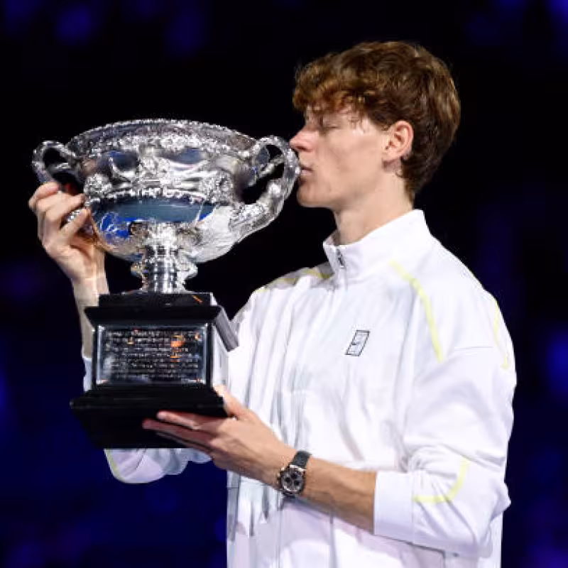 Alcaraz's Congratulation to Sinner. Photo: gettyimages.