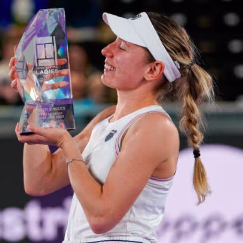 Ekaterina Alexandrova poses with her title in Linz 2025. Source: Getty