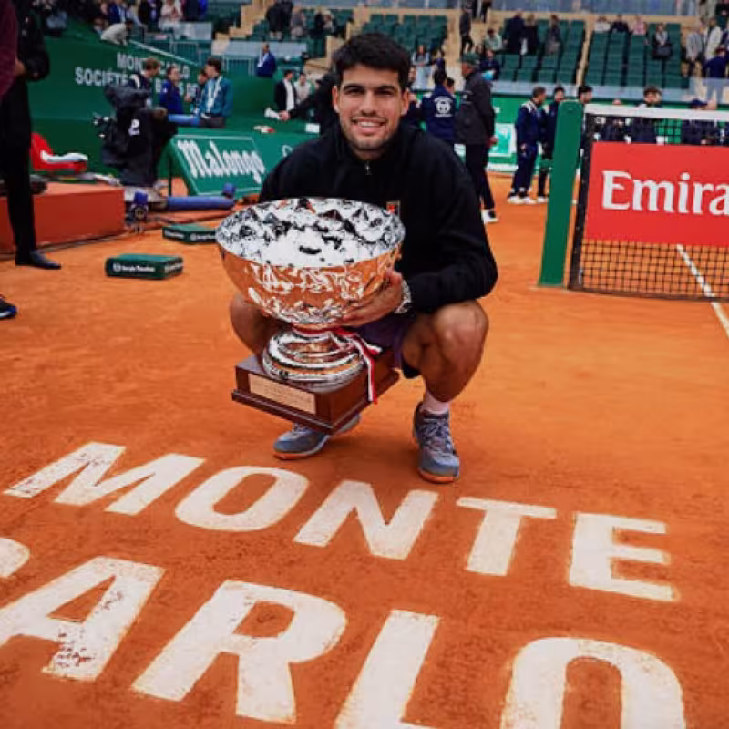 Carlos Alcaraz with the Monte Carlo Masters 1000 in 2025. Photo: Getty