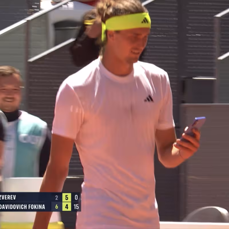 Zverev, against the automatic system, takes a photo of the ball during the match. Photo: Networks