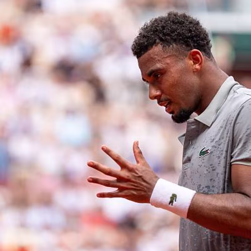 Arthur FiIs explains the extent of his injury and leaves the grass tour in the air. Photo: Getty