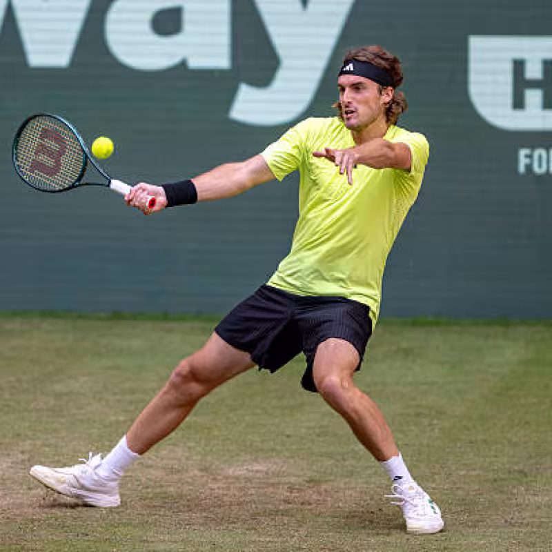 ATP Halle 2025: Tsitsipas continues to struggle and concedes to Michelsen. Photo: Getty Images