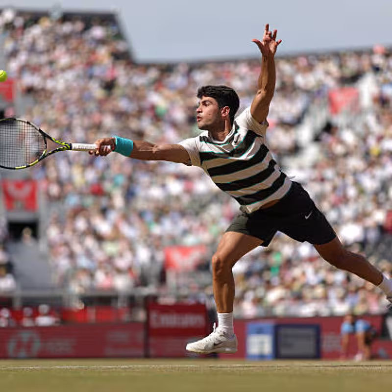 Schedule and where to watch live the Alcaraz - Bautista semifinal of the ATP Queen's 2025. Photo: Getty
