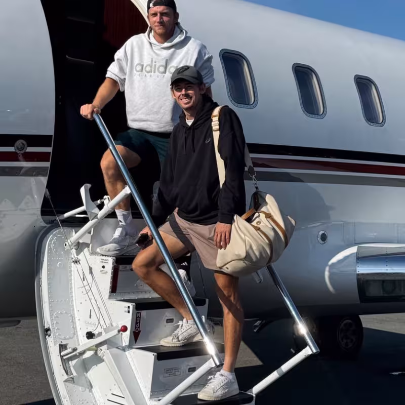 A picture full of sportsmanship: Davidovich and De Miñaur fly together to Toronto after their epic final. Photo: Getty Images