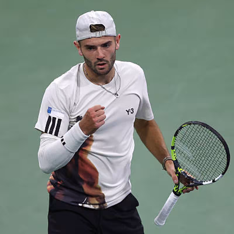 Bautista fights hard, but ends up falling against Fearnley. Photo: Getty