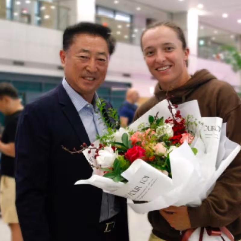 Iga Swiatek arrives at the Korea Open 2025. Source: WTA