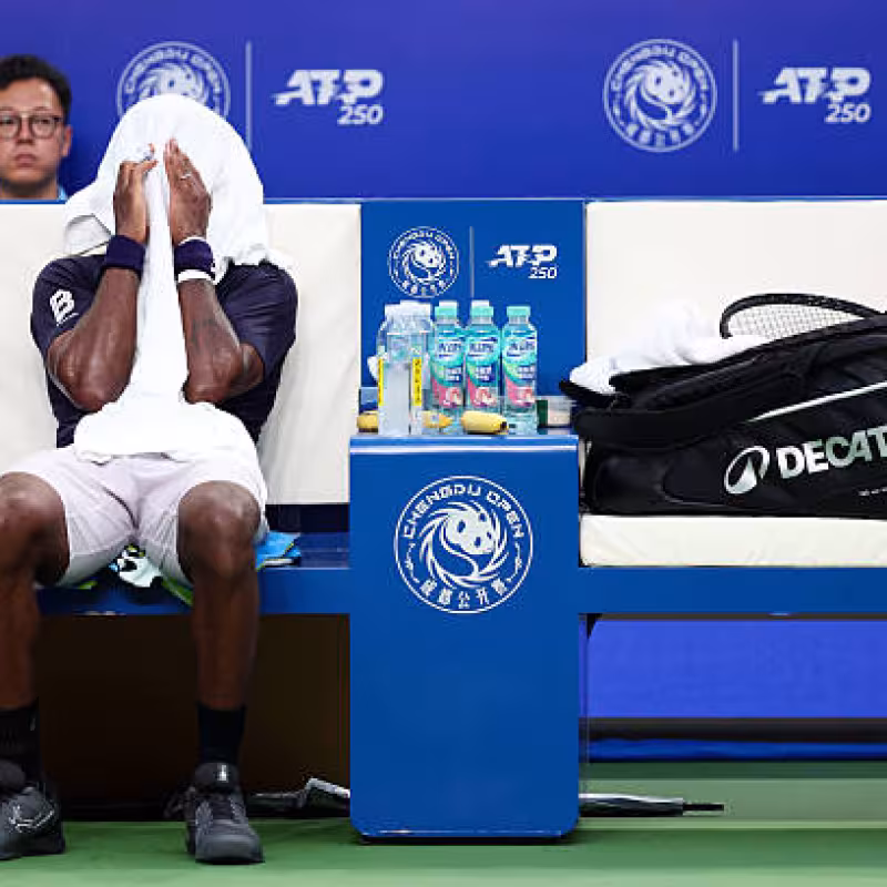 Monfils covers his face with a towel, in another moment of pain and disillusionment after a new withdrawal.