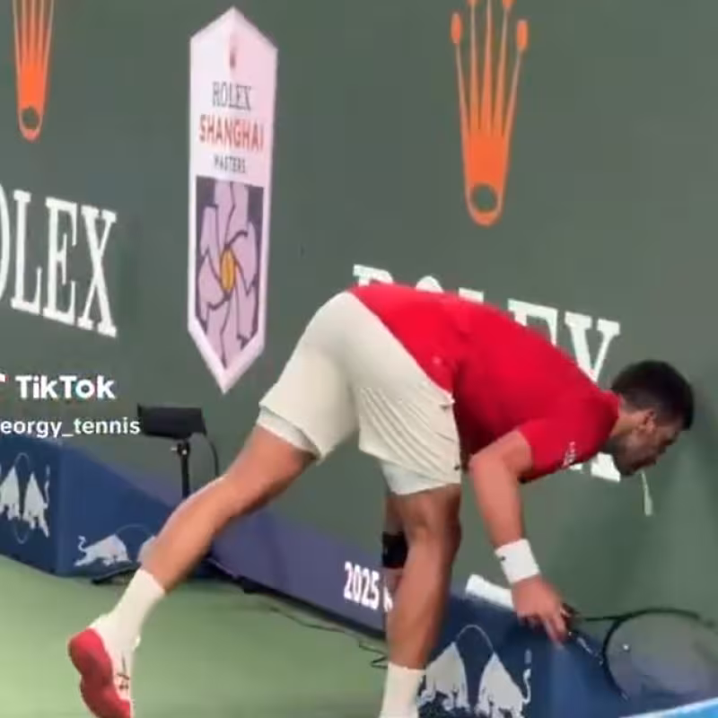 Djokovic vomiting in Shanghai. Photo: GeorgyTennis