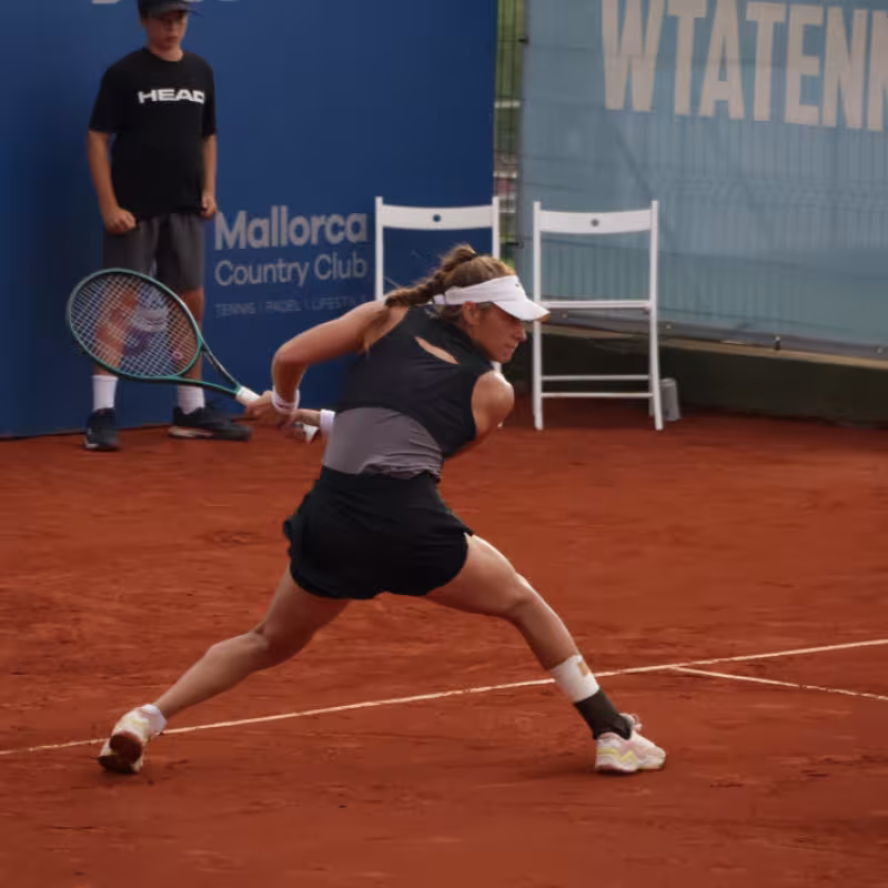 Solana Sierra competing in the WTA 125 in Mallorca. Photo: Twitter (@tomistGG)