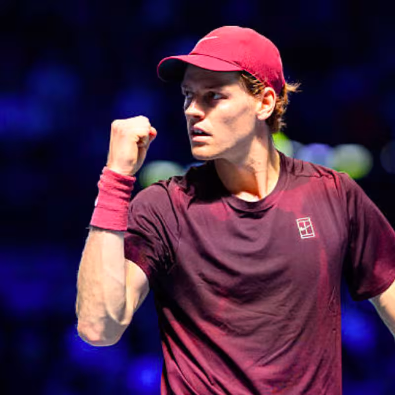 Jannik Sinner analyzes the adjustment with his new serve. Source: Getty