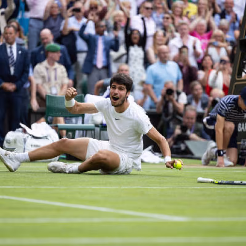 The racquet with which Alcaraz won Wimbledon 2023 becomes the most expensive racquet ever sold at an auction. Photo: Getty Images.