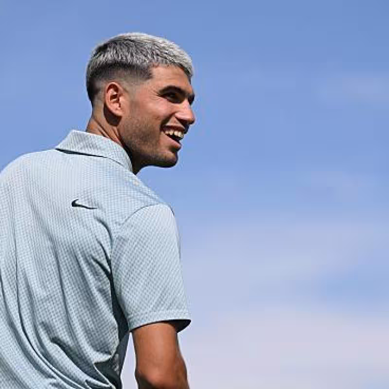 Carlos Alcaraz has a good time playing golf.