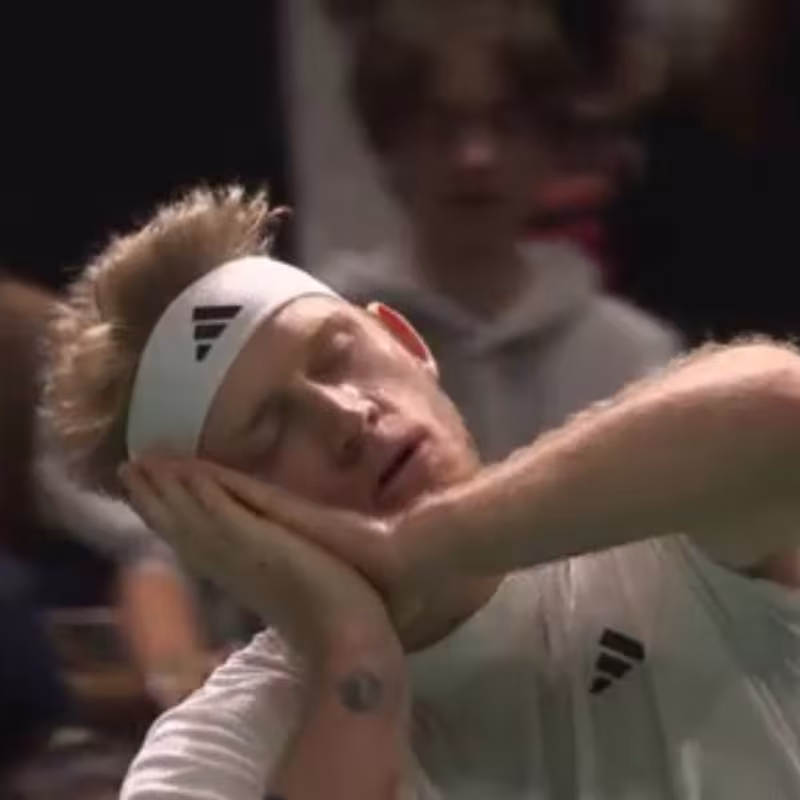 Davidovich defeats Cazaux and sends the French audience to sleep.
