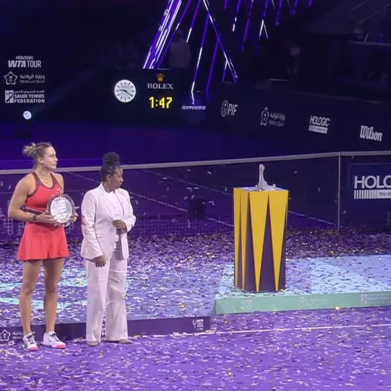 Controversy at the WTA Finals 2025: Rybakina refuses to take a photo with the WTA CEO. Photo: Getty