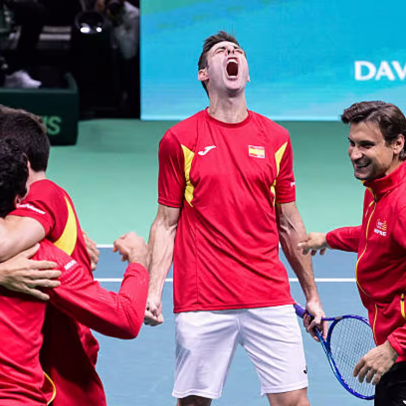 The Spanish team celebrates an unforgettable triumph in the semifinals of the Davis Cup 2025. Tomorrow, the final against Italy. Source: Getty