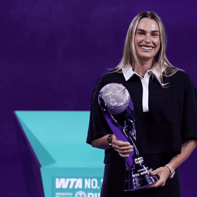 Aryna Sabalenka with the WTA number 1 trophy in 2025. Photo: Getty