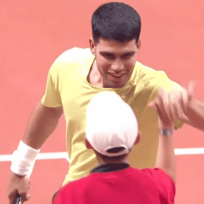 Sinner leaves his racket to a Korean child... and he scores a point against Alcaraz! Photo: X
