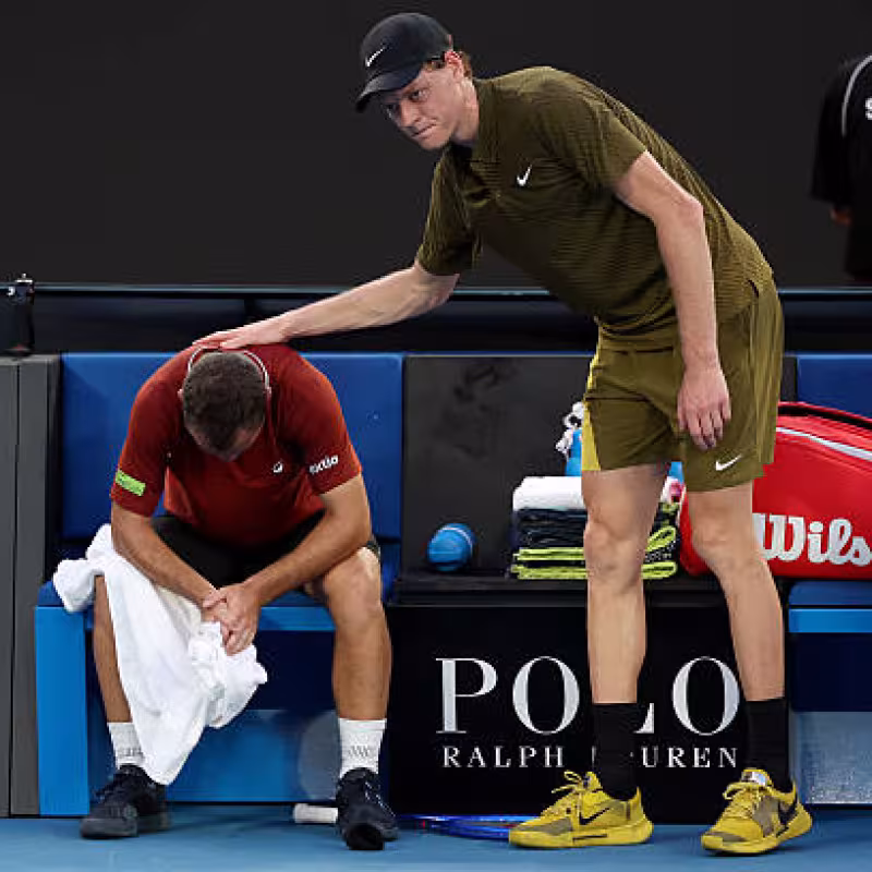 The tough image of Gaston crying after being forced to retire against Sinner. Photo: Gettyimages