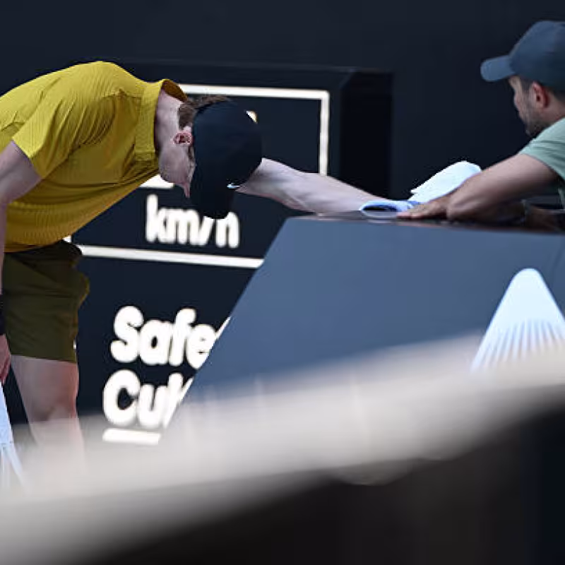Jannik Sinner rests at the Australian Open 2026. Photo: gettyimages