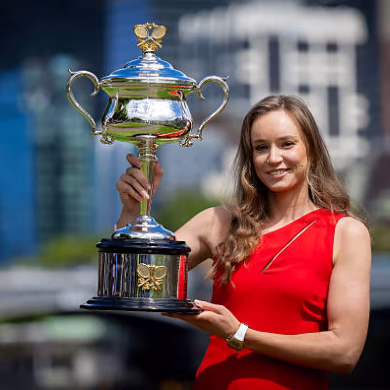 Elena Rybakina poses as champion of the Australian Open 2026. Photo: gettyimages