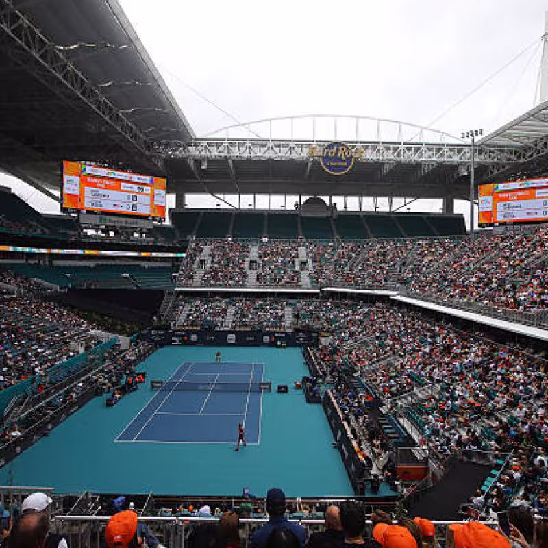 Almost tragedy at the Miami Open: a 'spider cam' cable got tangled with the chair of the umpire judge, who was close to falling to the ground. Photo: Gettyimages