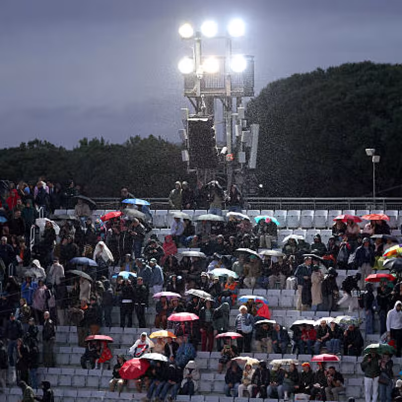 Rain forces the Landaluce vs. Medvedev match to be paused in Rome. Photo: Getty Images