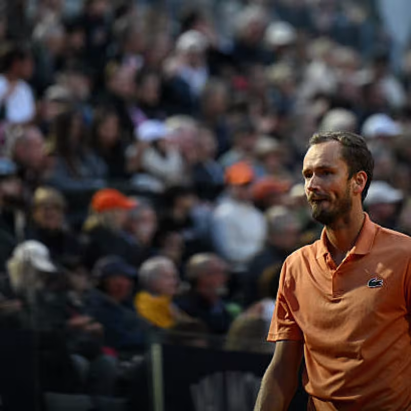 Medvedev gives his opinion on the Sinner controversy and cramps.